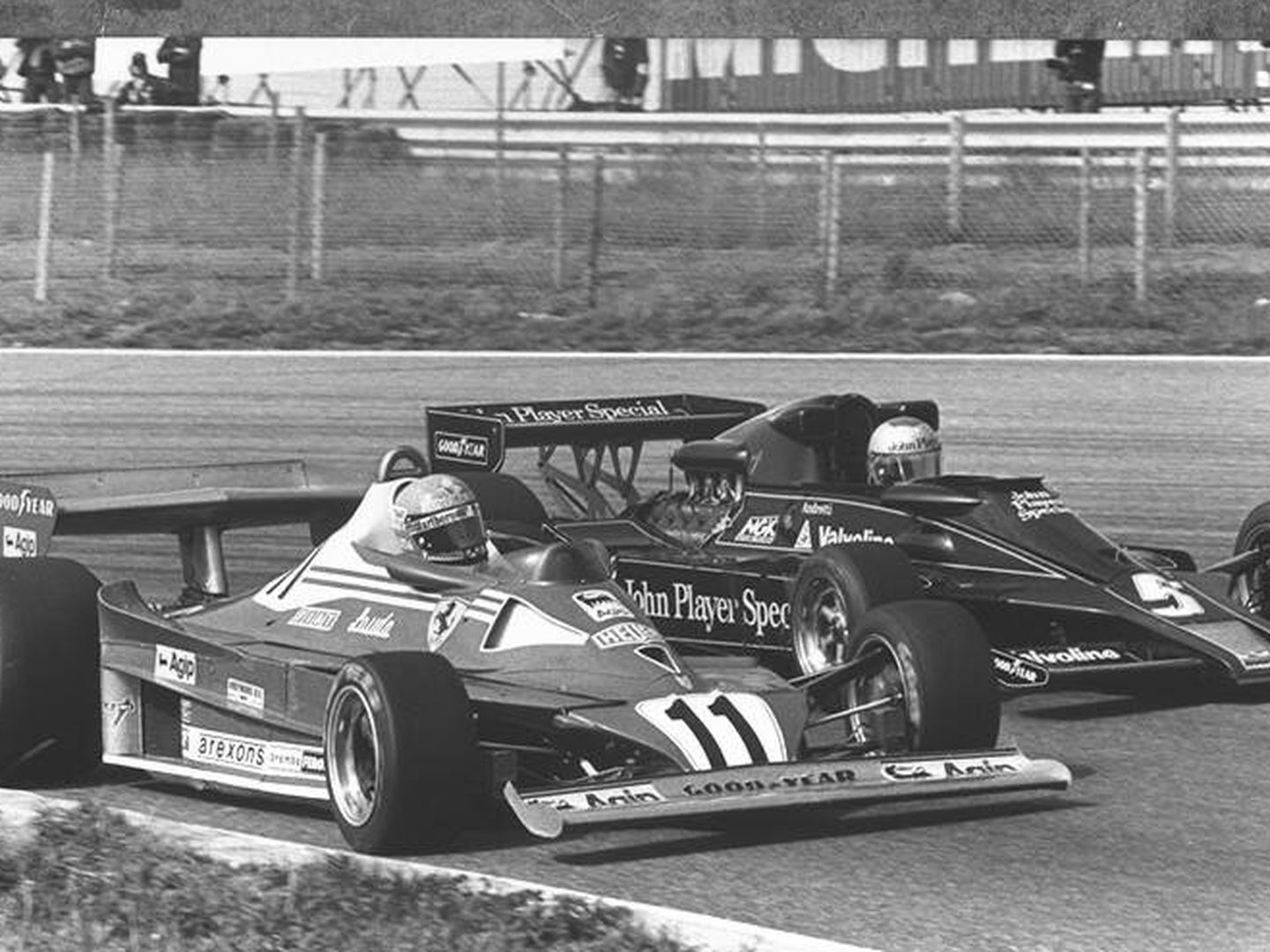 Niki Lauda y Mario Andretti, las máximas figuras del momento no tenían problema en jugarse su prestigio frente a los novatos en una carrera menor.