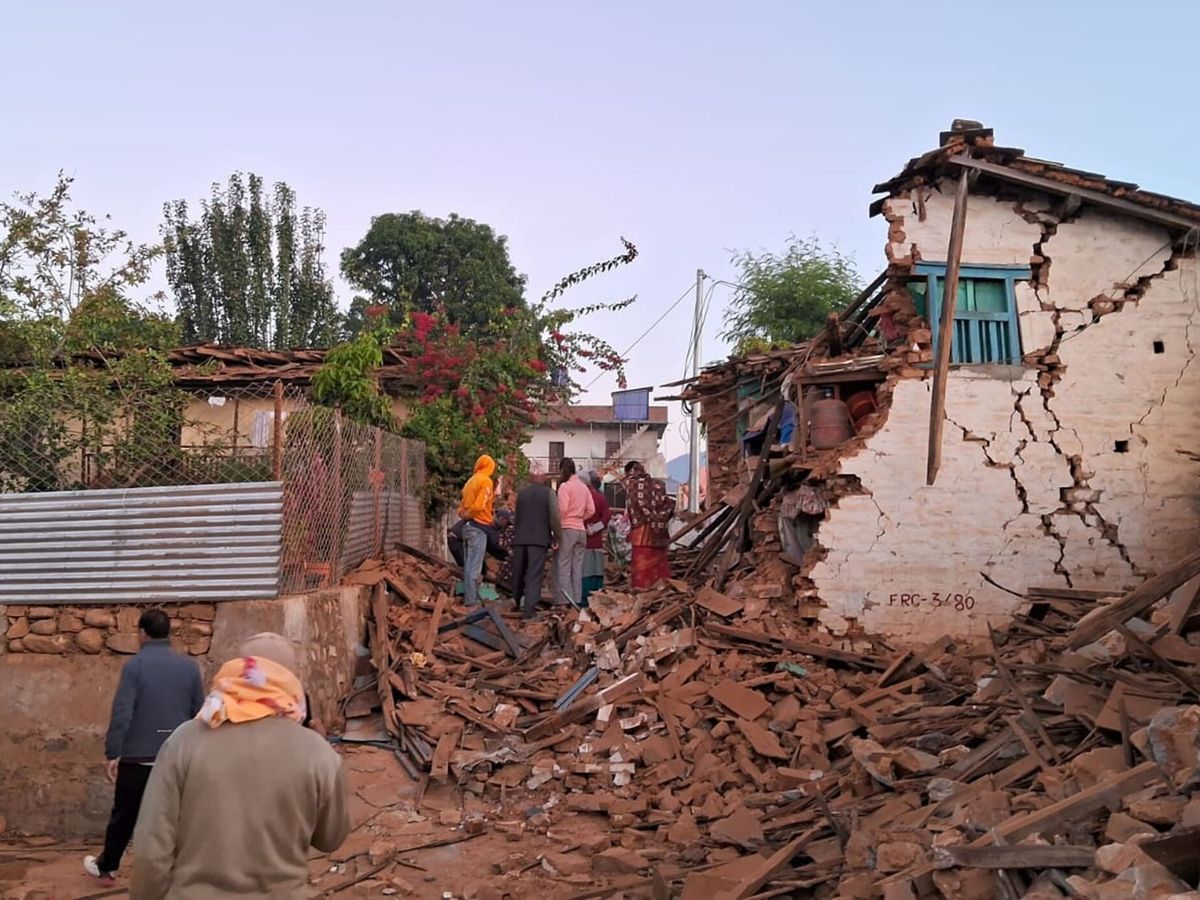 Foto: Un grupo de personas busca supervivientes tras el terremoto en Nepal. (Europa Press/Sunil Sharma)