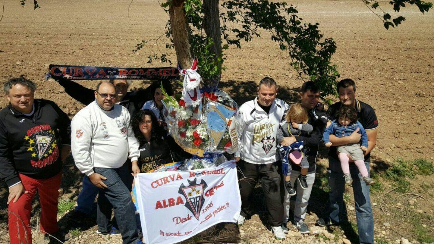 Aficionados del Albacete acuden cada año al árbol donde se mató Fernández como homenaje. (Curva Rommel)