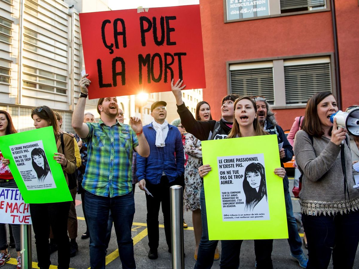 Foto: Protesta ontra el concierto del galo Bertrand Cantat (EFE / Jean-Christophe Bott)