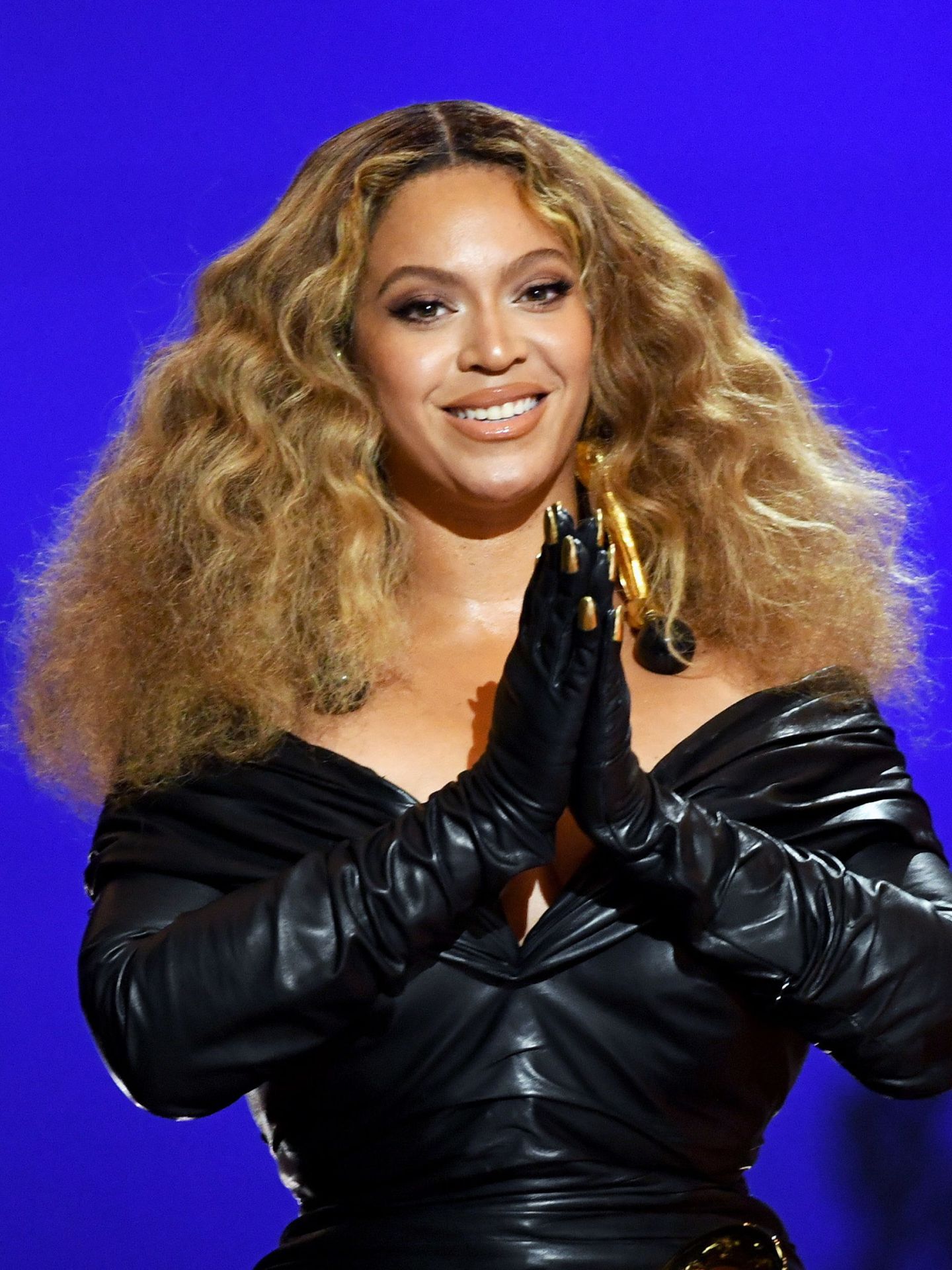 El look dorado de Beyonce en los Grammy 2021. (EFE)