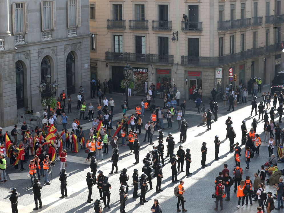 Foto: Los Mossos dividen a constitucionalistas e independentistas en la plata de Sant Jaume. (EFE)
