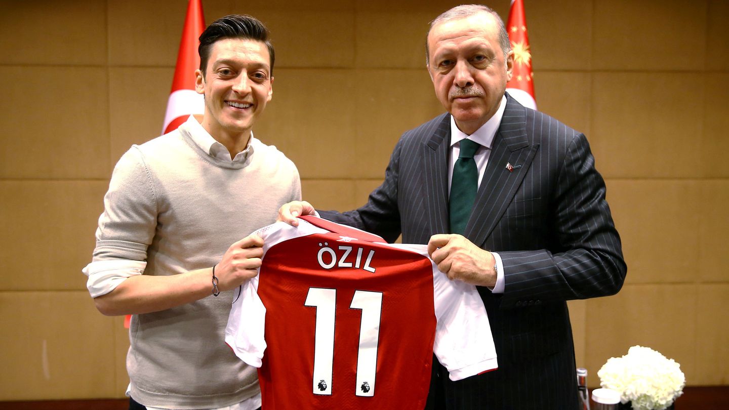 Özil, posando con la camiseta del Arsenal junto a Erdogan. (Reuters)