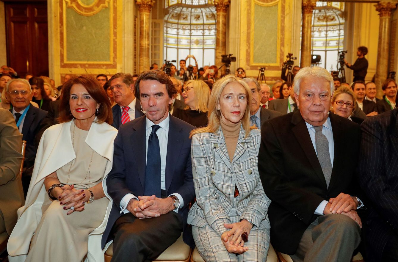 Aznar (2i) y González, acompañados de sus respectivas esposas, Ana Botella (i) y Mar García Vaquero.