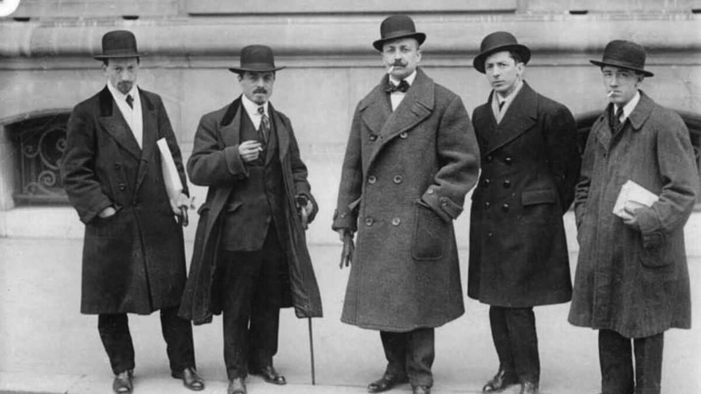 Los futuristas Luigi Russolo, Carlo Carrà, Filippo Tommaso Marinetti, Umberto Boccioni y Gino Severini frente a la sede parisina de 'Le Figaro' en 1912. Fuente: Wikipedia