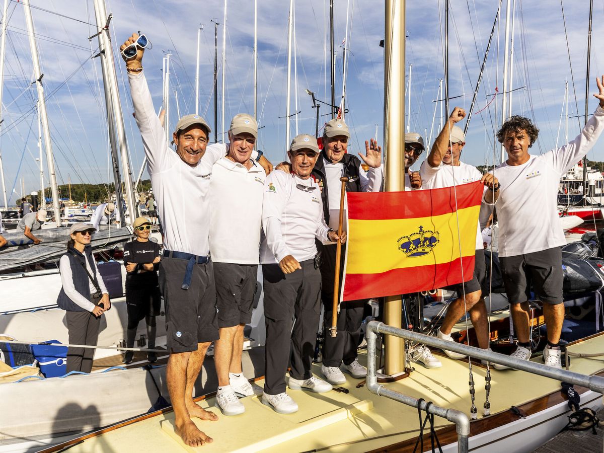 Foto: La tripulación del Bribón celebra el triunfo. (EFE/Sailingshots/Maria Muiña)