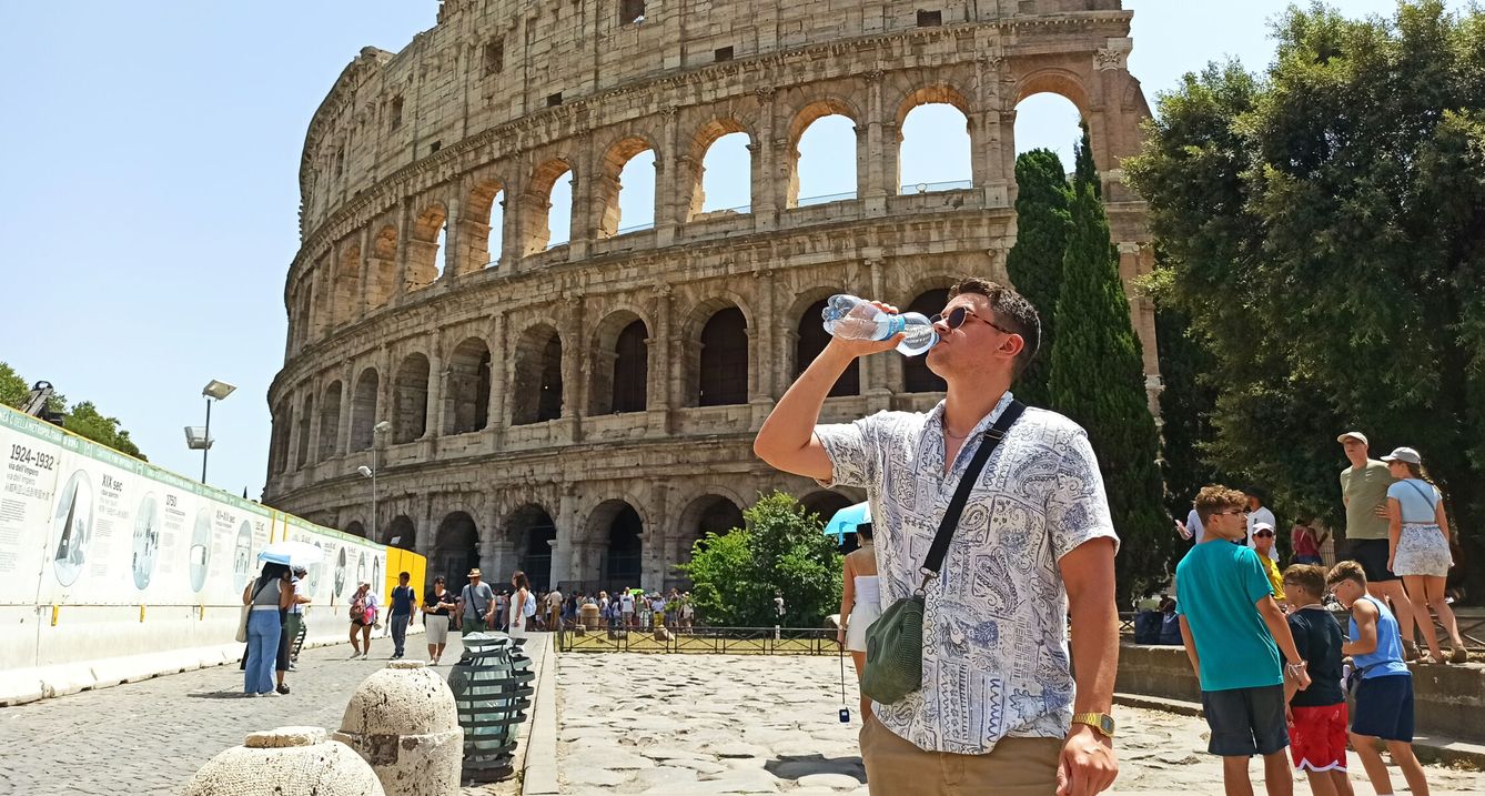 Un turista se hidrata junto al Coliseo de Roma. (EFE/D. Cáceres)