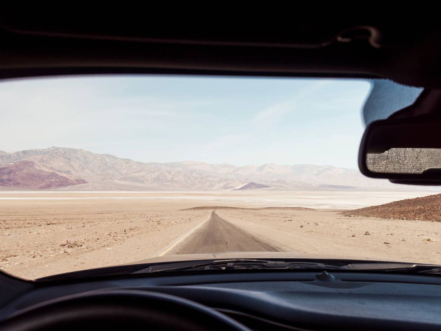 Death Valley desde el coche de Johhny Depp. (Foto: Simon Davidson para Parfums CHRISTIAN Dior)