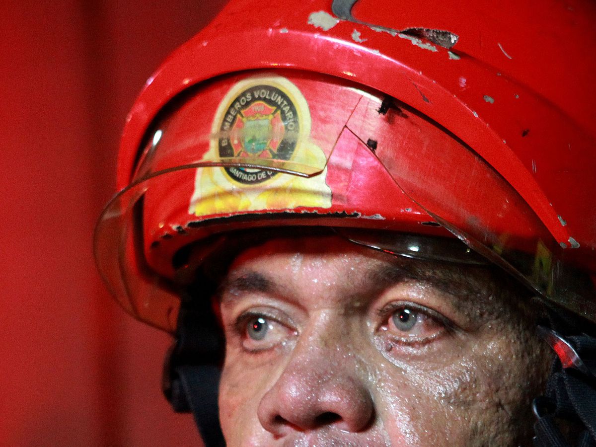 Foto: Un miembro de los bomberos de Colombia en una foto de archivo. (EFE/Christian Escobar Mora)