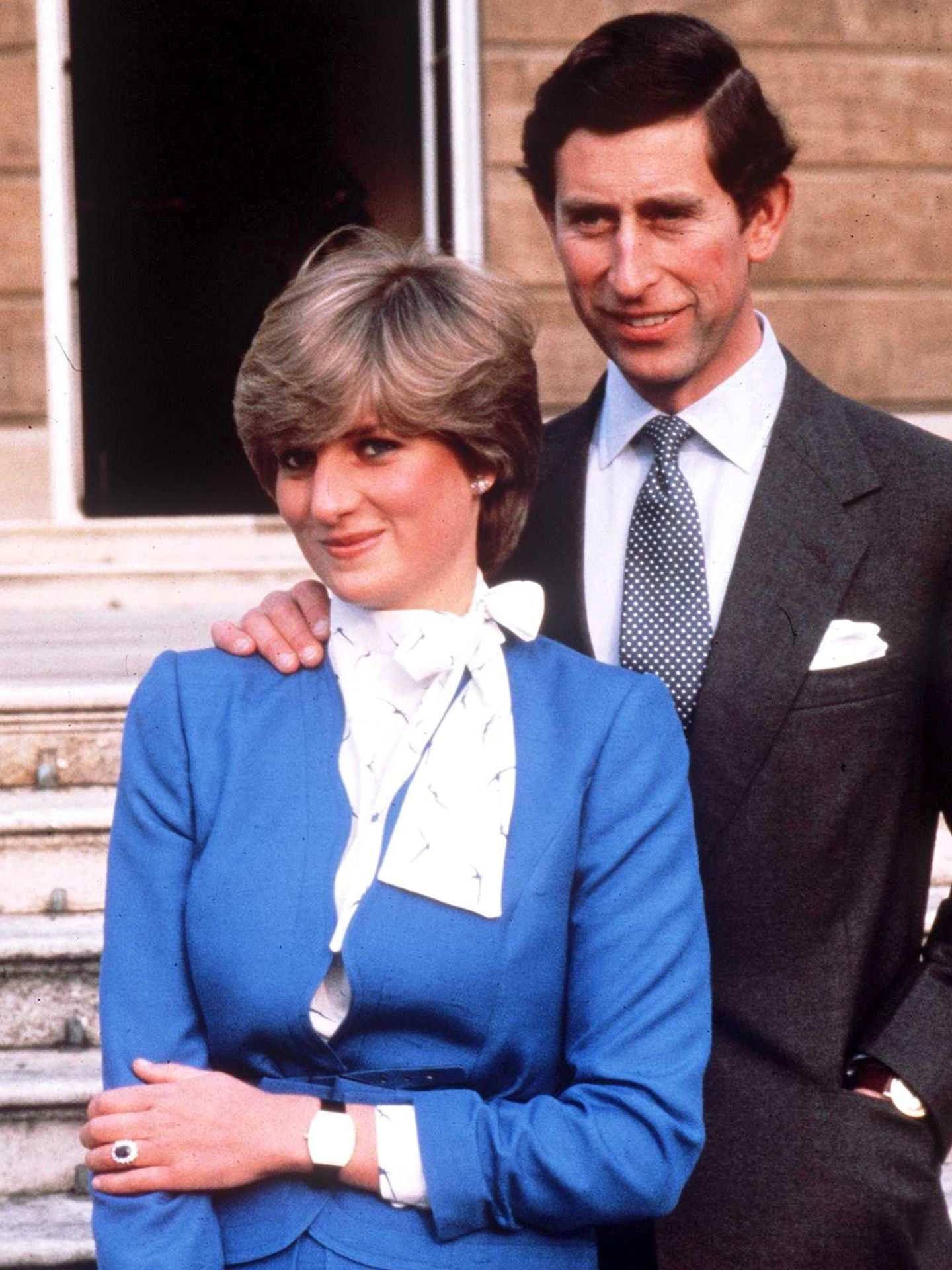 El príncipe Carlos de Inglaterra junto a Diana de Gales el día de su compromiso matrimonial. (Cordon Press)