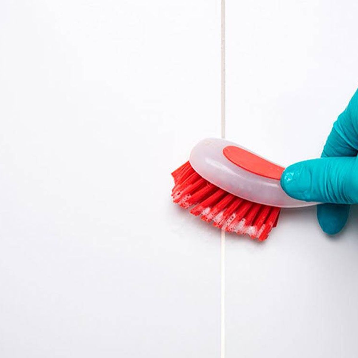 Cómo limpiar las juntas del suelo, según expertos en limpieza