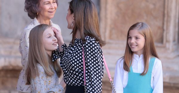Foto: Las reinas, con Leonor y Sofía, en la misa de Pascua de 2018. (Reuters)