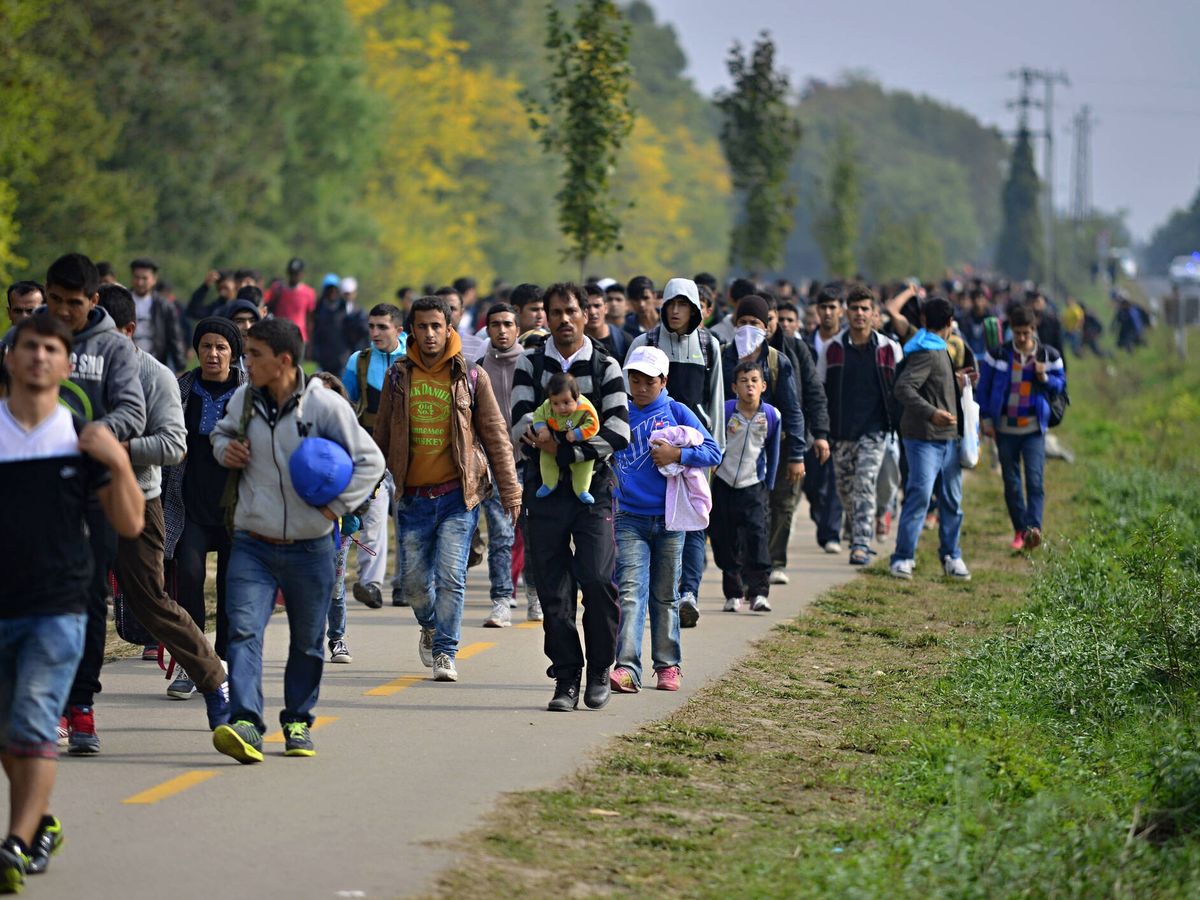 Foto: Refugiados húngaros cruzan la frontera para llegar a Austria a comienzos de octubre. (iStock)