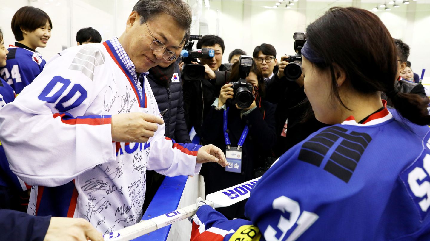 El presidente surcoreano Moon Jae-in, con la selección femenina (Reuters). 