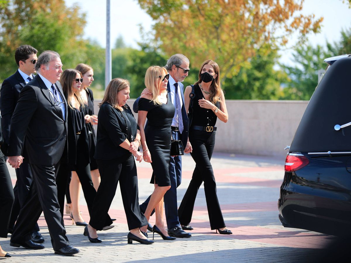 Foto: Ana Obregón, junto a sus familiares en el funeral de su padre. (Gtres)