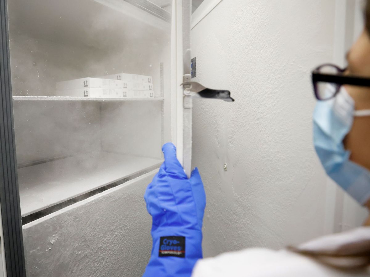 Foto: Un especialista retira un congelador con viales de la vacuna de Pfizer-BioNTech contra el coronavirus. (Reuters)