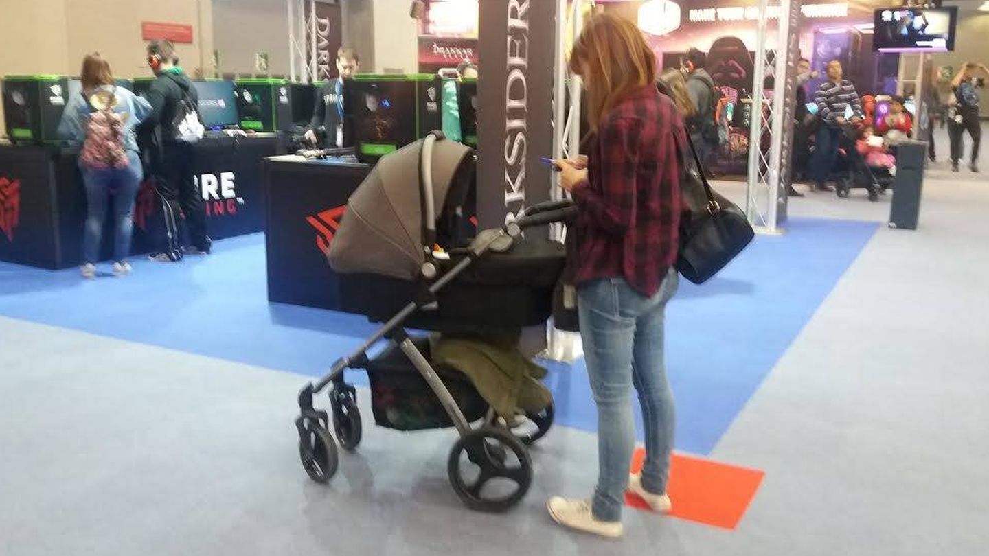 Una valiente con un carrito y su bebé