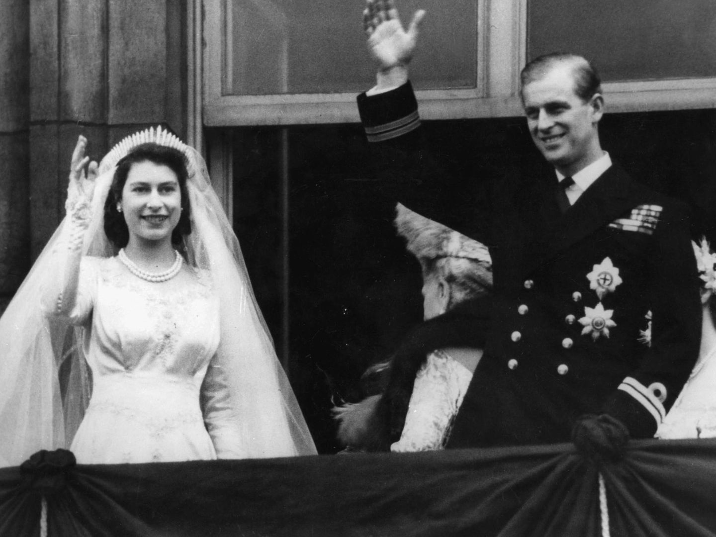 La reina Isabel, ya casada, sin su ramo de  novia. (Cordon Press)