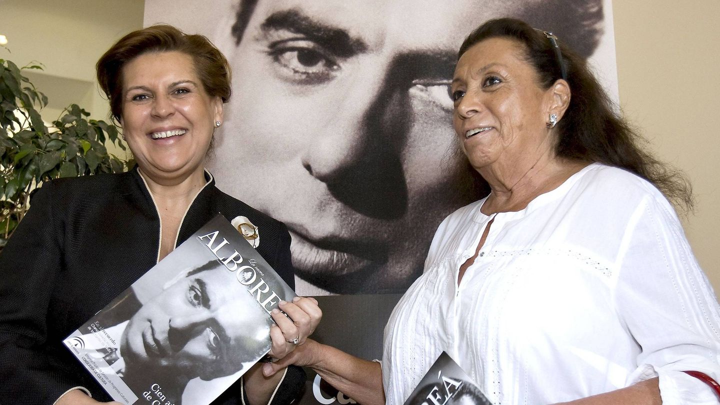 La consejera de Cultura, Rosa Torres, posa junto Luisa Ortega a su llegada al congreso titulado 'Manolo Caracol, un cantaor de leyenda'. (EFE/Jose Manuel Vidal)
