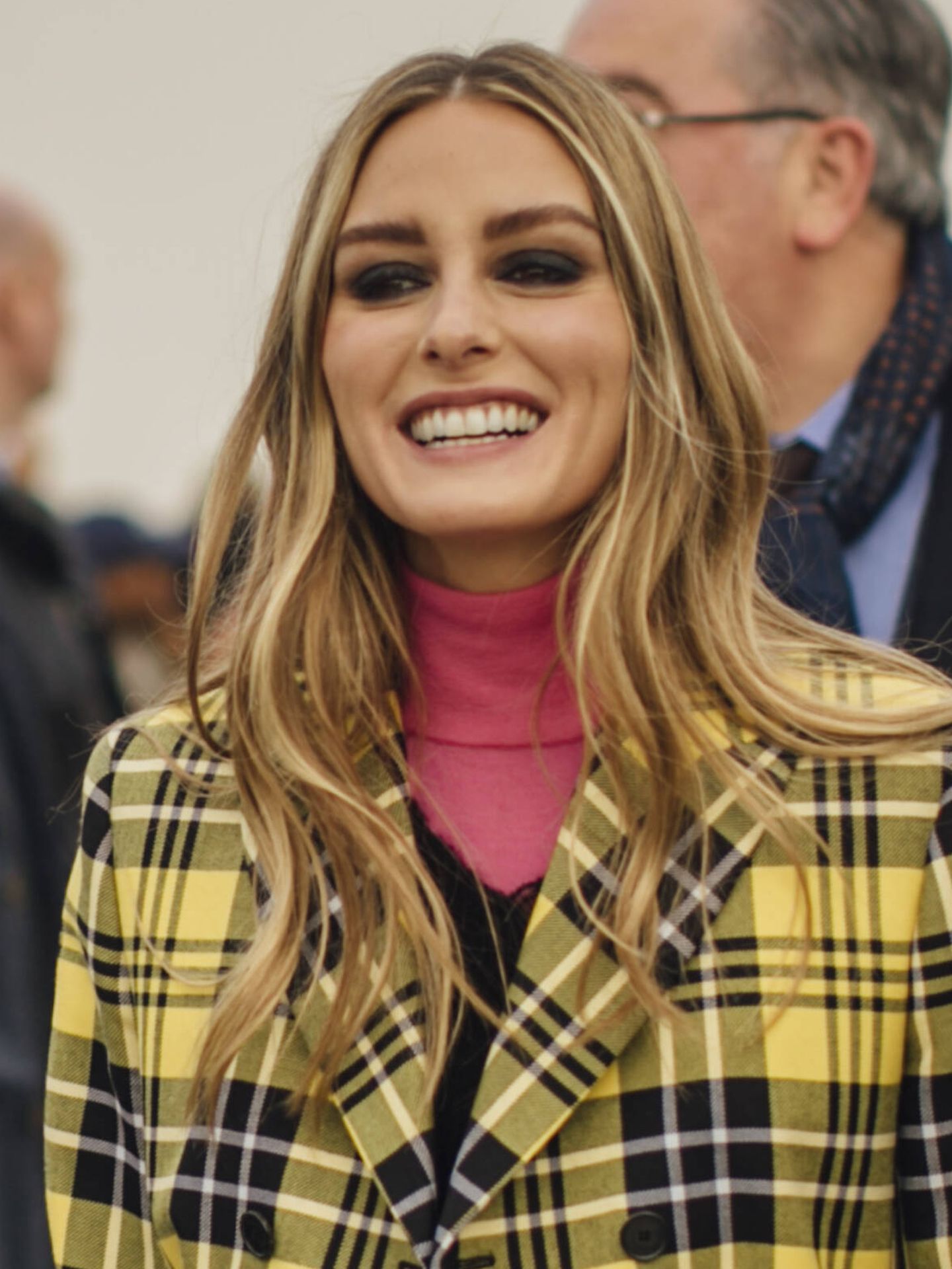 Olivia Palermo, con una blanquísima sonrisa en la Semana de la Moda de París otoño-invierno 2022. (Imaxtree)