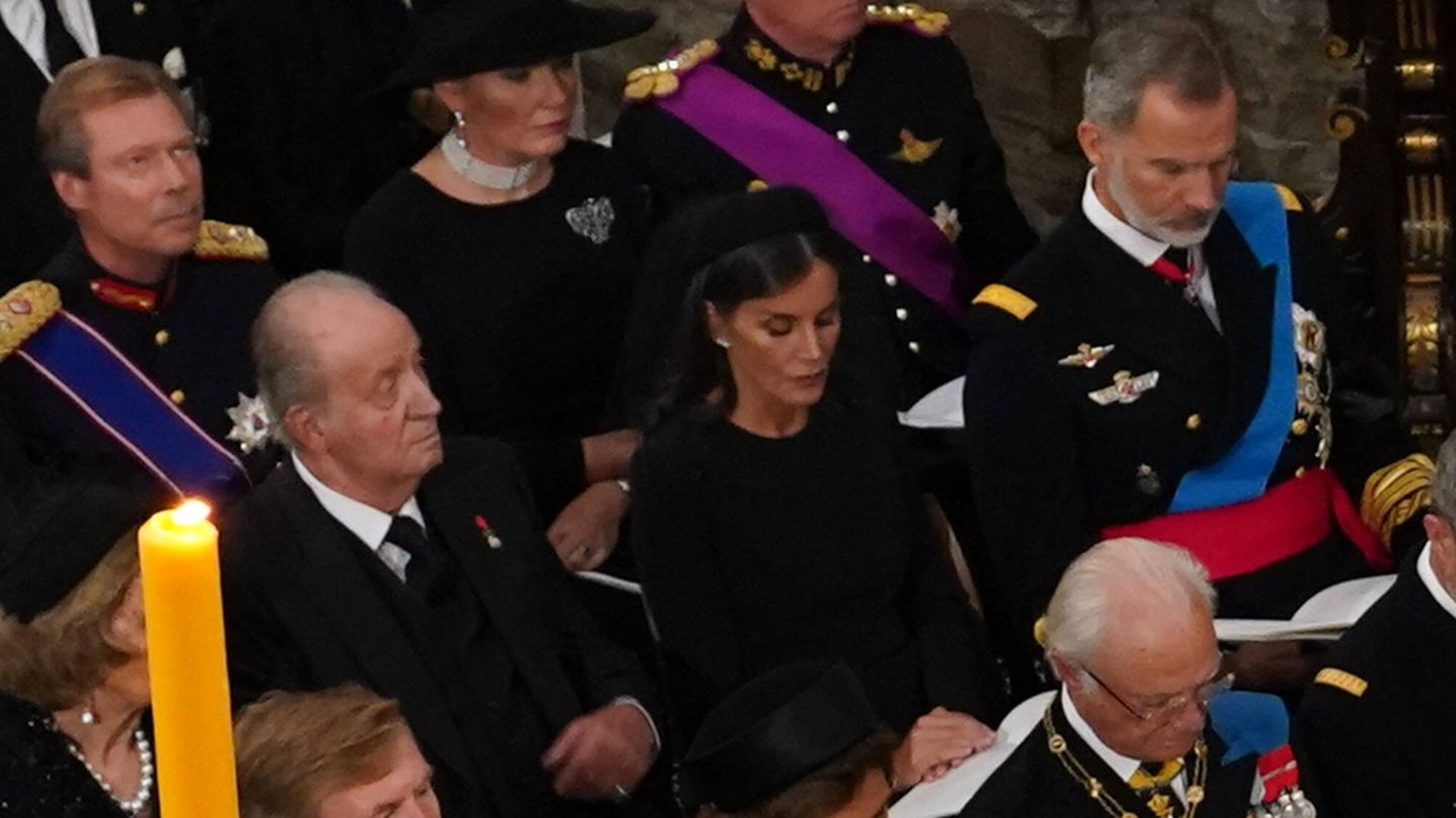 Don Felipe, doña Letizia, don Juan Carlos y doña Sofía, en el funeral. (Gtres)