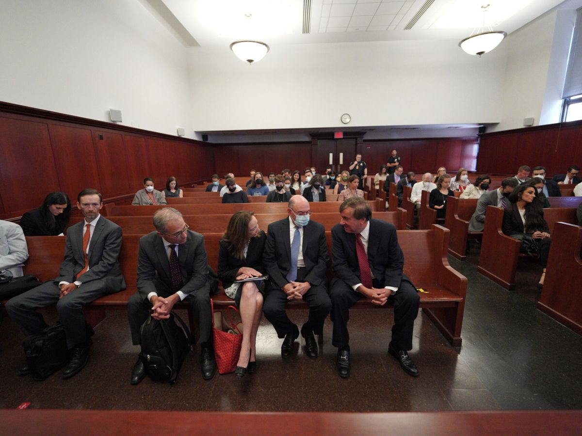 Foto: Weisselbeg antes de una audiencia en la Corte Suprema del Estado de Manhattan en Nueva York. (EFE/EPA/Curtis Means Pool)