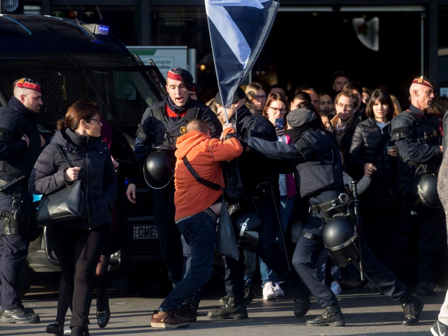 Varios 'mossos' impiden la entrada de un huelguista a la estación de Sants de Barcelona. (EFE)