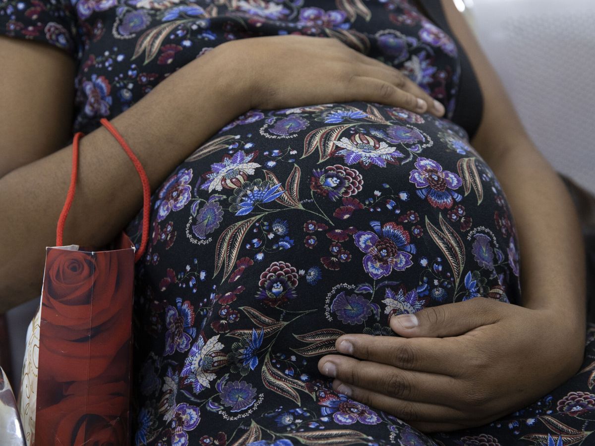 Foto: Una mujer embarazada. (EFE/Orlando Barría)