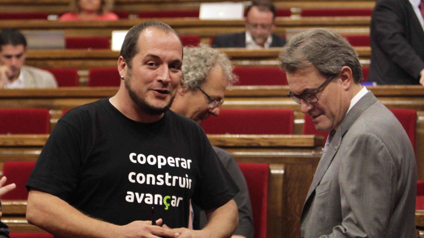David Fernández habla con Artur Mas en el Parlament. (EFE)