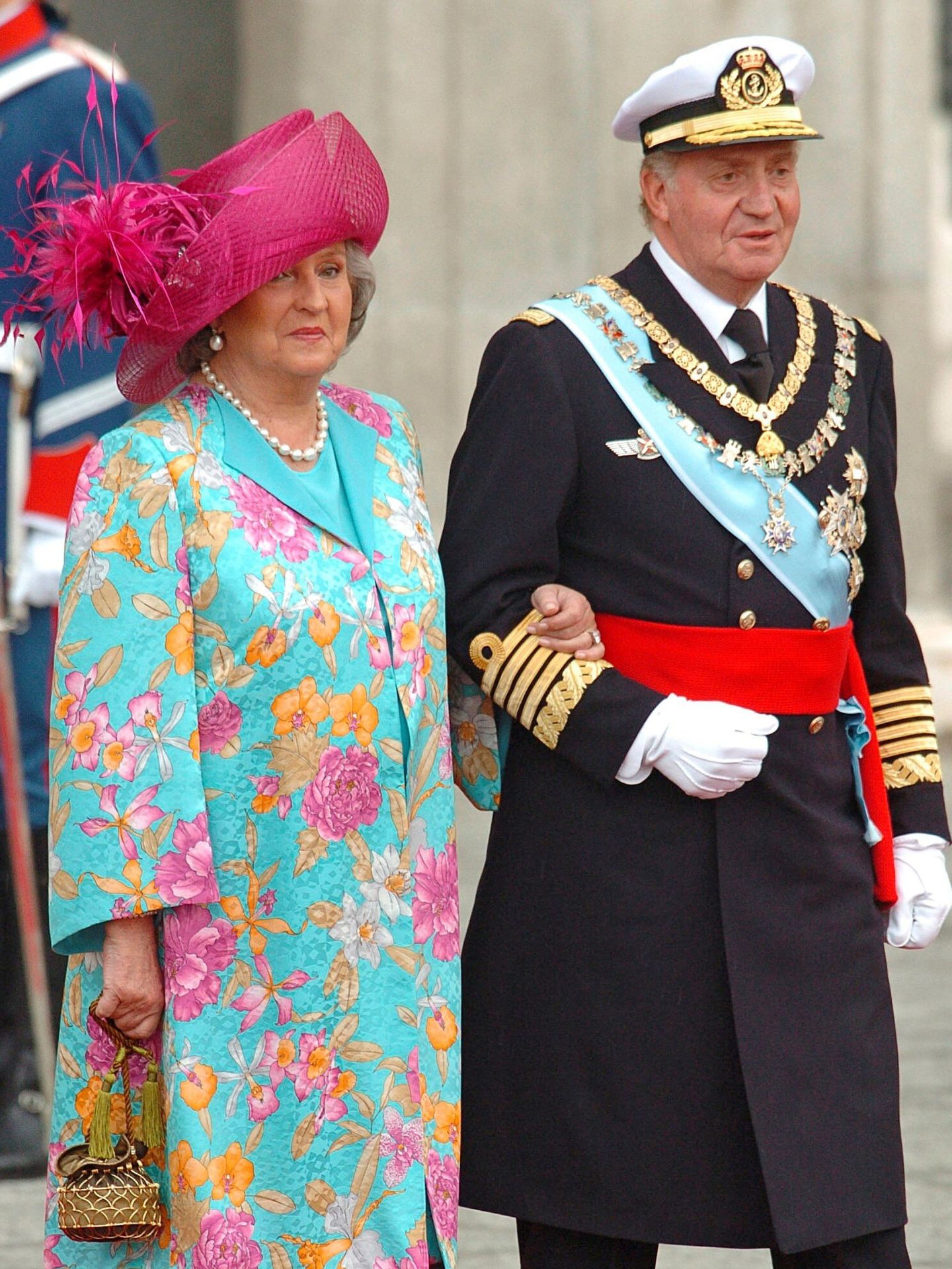 El rey Juan Carlos y la infanta Pilar, en la boda de Felipe y Letizia. (EFE)