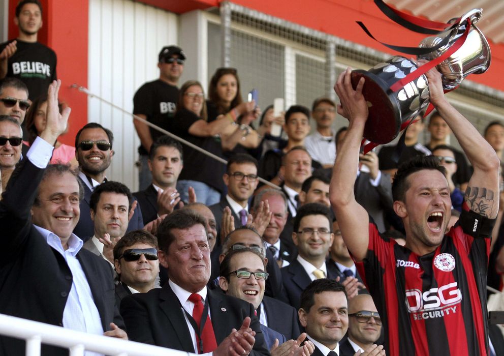 Foto: Platini, presidente de la UEFA, entregó el trofeo de campeón local al Lincoln.