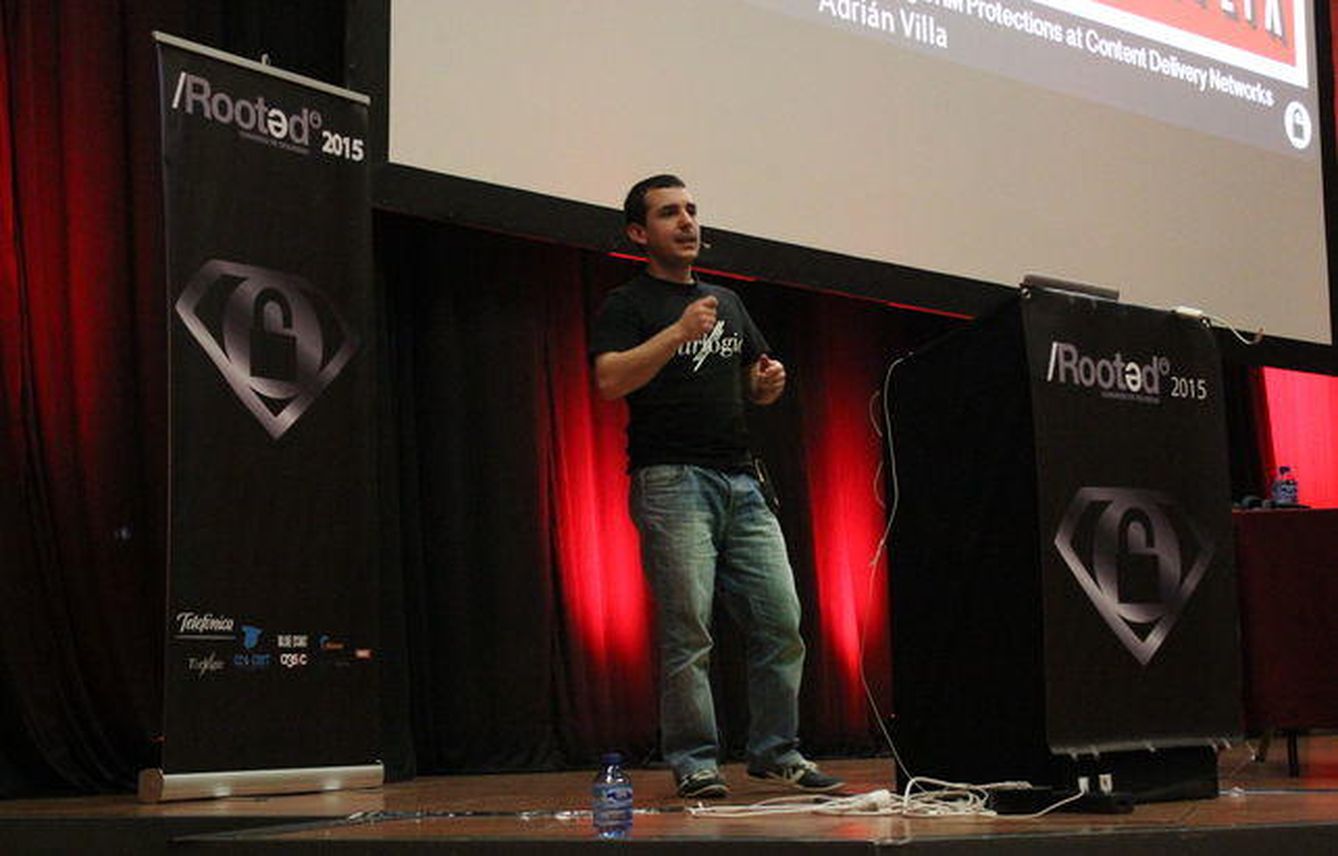 Adrián Villa durante su conferencia en Rooted CON (Foto: Hoja de Router)