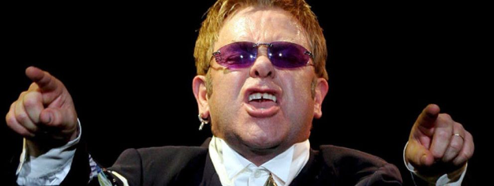 Foto: Confiscan una foto sospechosa de pornografía infantil a Elton John