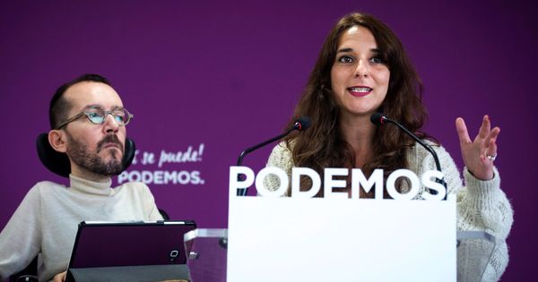 Foto: La portavoz del Consejo de Coordinación del partido, Noelia Vera, y el secretario de Organización de Podemos, Pablo Echenique, durante una rueda de prensa en la sede de Podemos. (EFE)