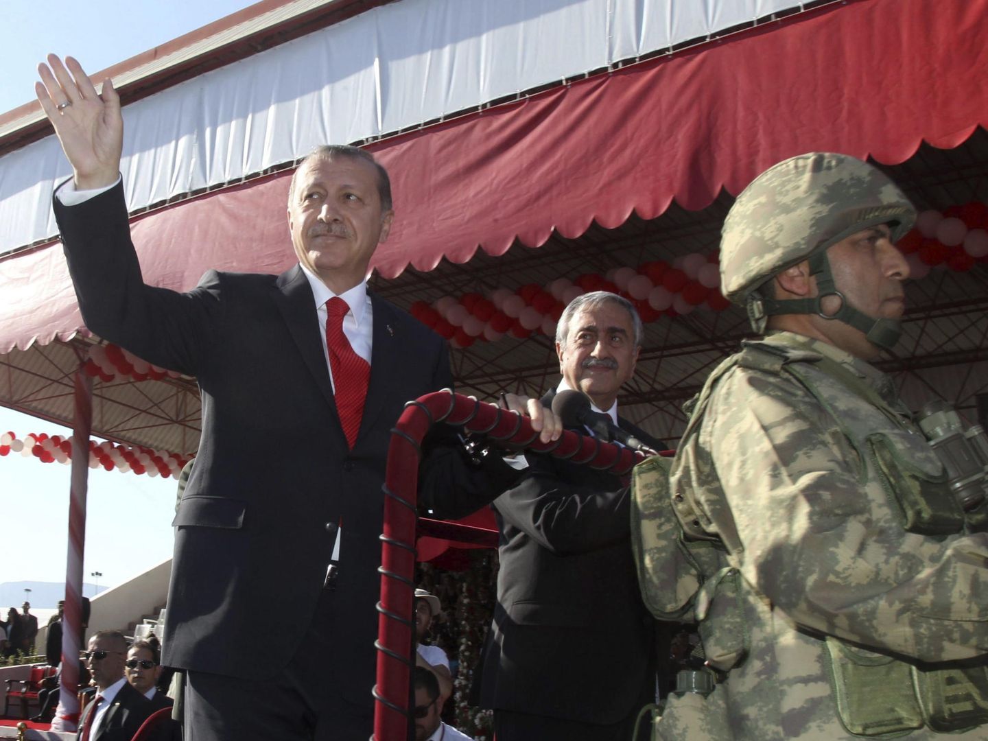 El presidente turco Recep Tayyip Erdogan y el líder turcochipriota Mustafá Akinci durante un desfile militar, en 2015. (EFE)