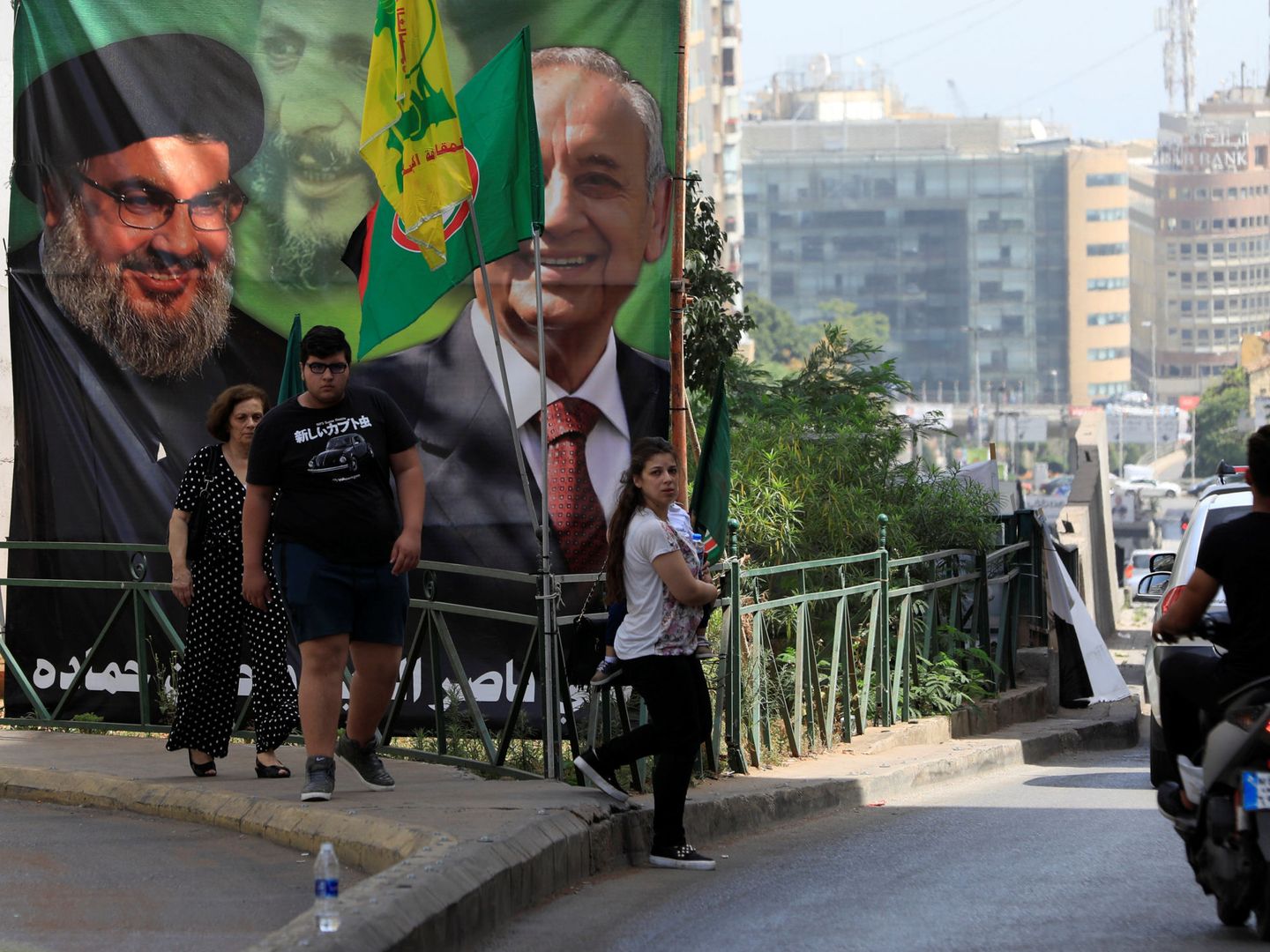 Libaneses pasan ante carteles electorales de Nabih Berri y el líder de Hizbulah, Hassan Nasrallah, en Beirut. (Reuters)
