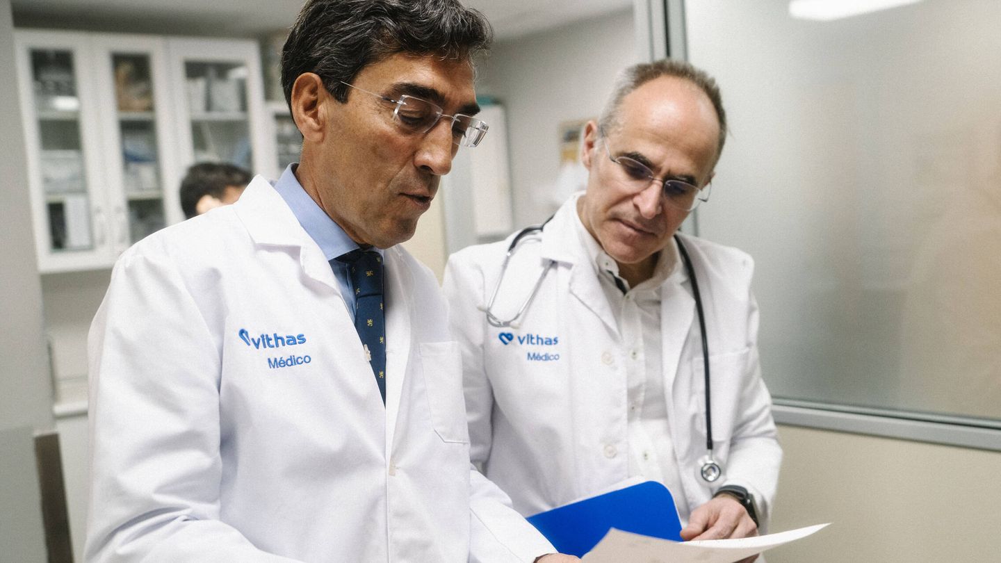 El Dr. Julián Pérez-Villacastín, coordinador del Instituto Cardiovascular Vithas, junto al Dr. Nicasio Pérez Castellano. Foto: cortesía.