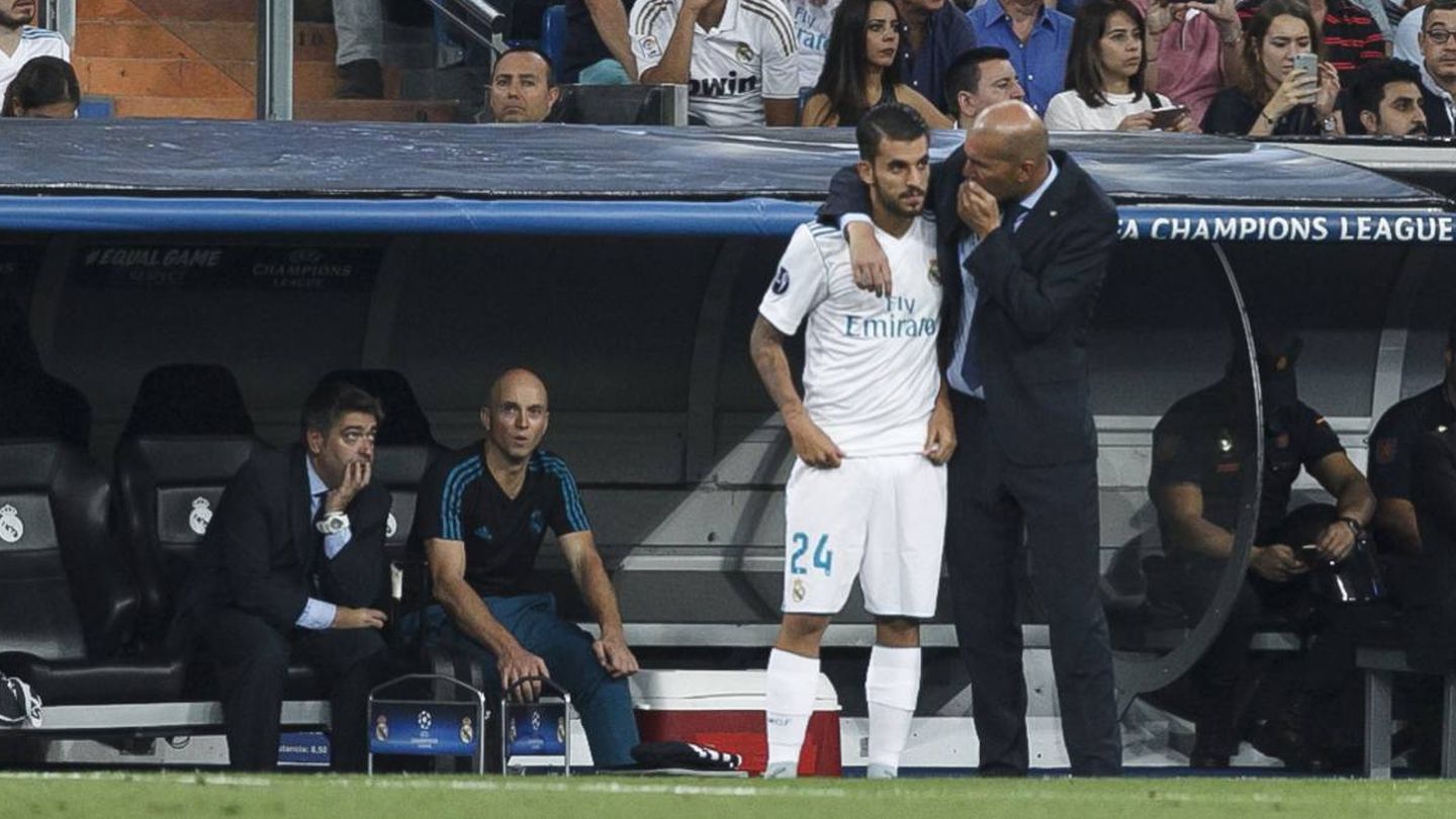 Zidane da instrucciones a Ceballos durante un partido del Real Madrid. (Reuters)