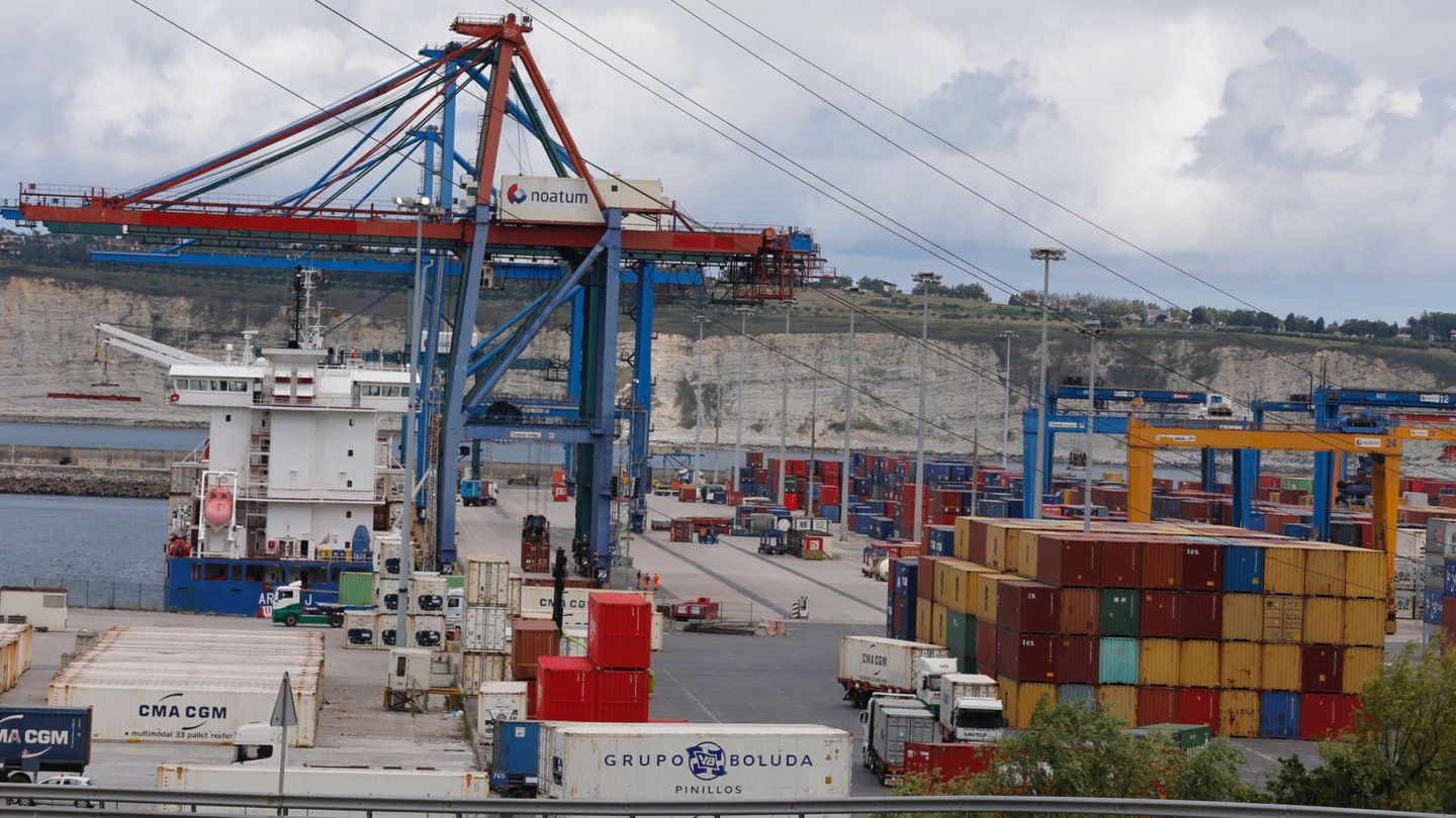 Una imagen de 2017 de la terminal de contenedores de Bilbao que ha pasado a estar bajo control de la china Cosco. (EFE)