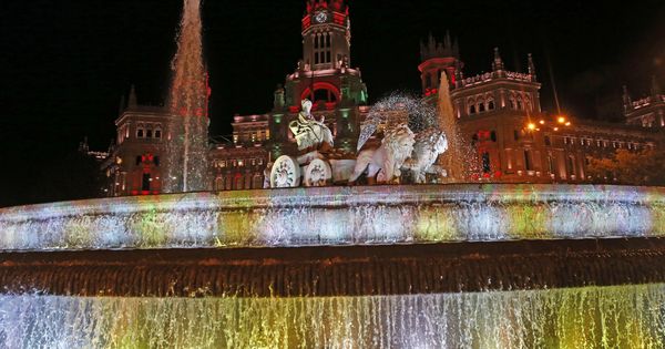 Foto: Foto de archivo del Ayuntamiento de Madrid y la plaza de Cibeles con iluminación navideña. (EFE)