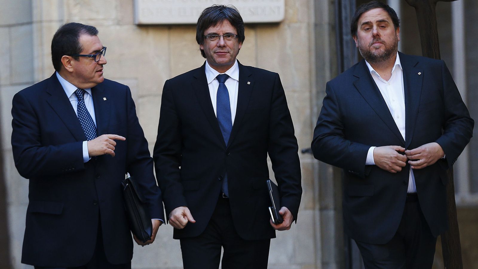 Foto: El presidente de la Generalitat, Carles Puigdemont, acompañado por el vicepresidente, Oriol Junqueras, y el conseller de Interior, Jordi Jané. (EFE)