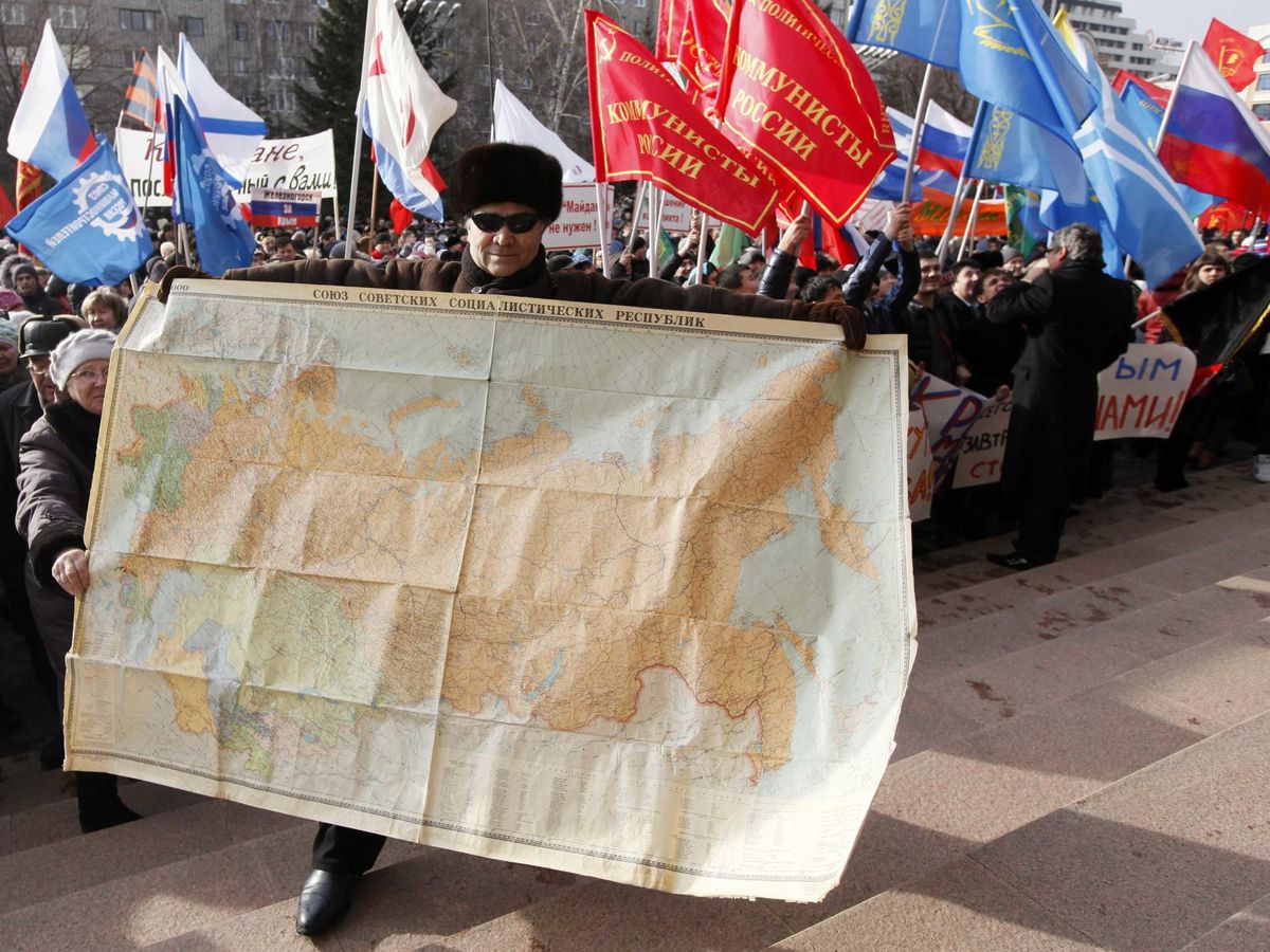 Foto: Un manifestante sujeta un mapa de la Unión Soviética durante una manifestación a favor de la anexión de Crimea en 2014. (Reuters)