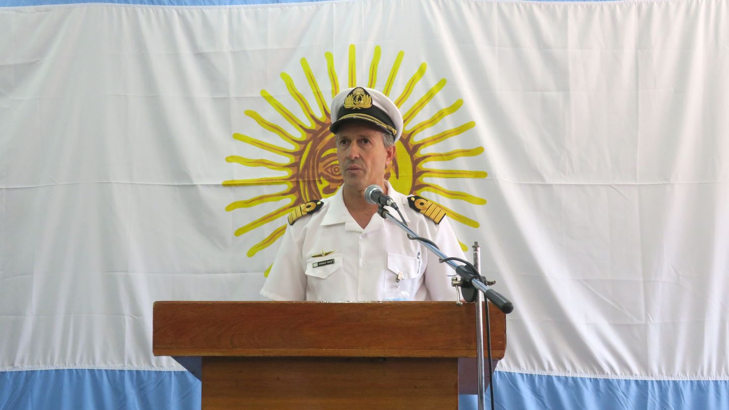 El capitán de navío Enrique Balbi, portavoz de la fuerza naval, ofrece declaraciones a los medios de comunicación el jueves 23 de noviembre en la sede la Armada argentina en Buenos Aires. (EFE)