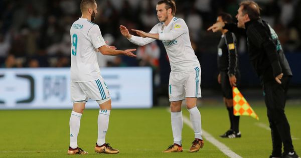 Foto: Benzema y Bale se dan ánimos en un cambio. (Reuters) 