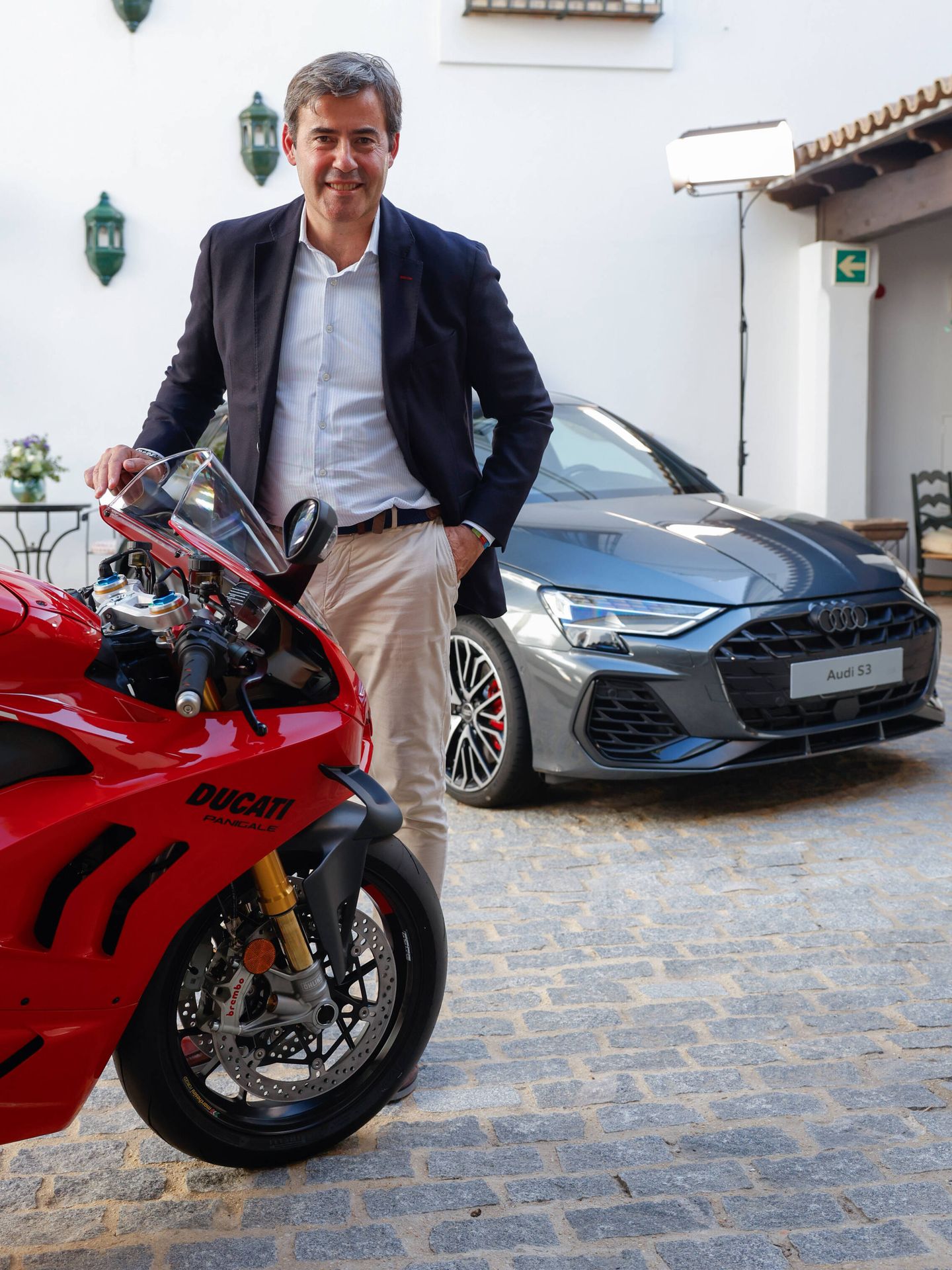 José Miguel Aparicio, junto a la última moto presentada por Ducati, marca representada en España por Audi.