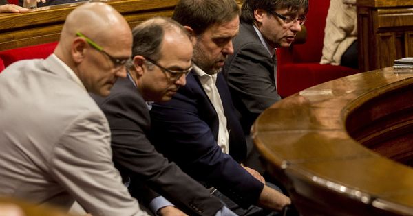 Foto: Carles Puigdemont, junto a Oriol Junqueras, Jordi Turull y Raül Romeva. (EFE)
