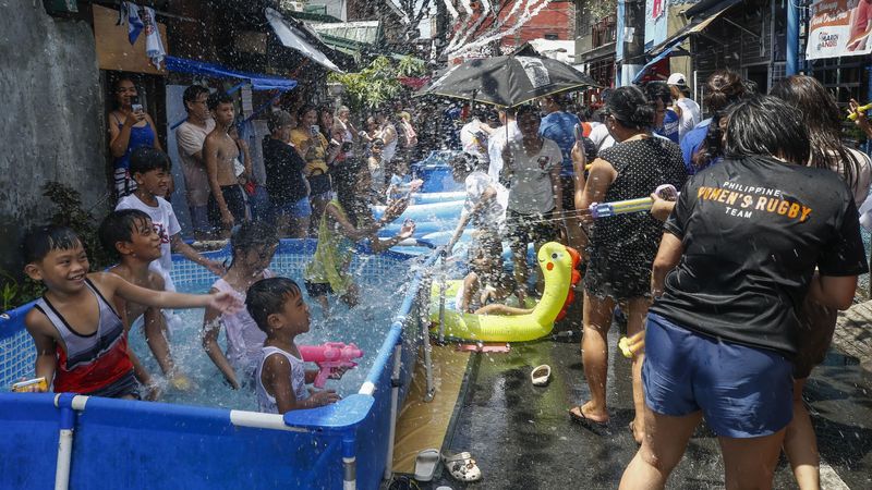 Las piscinas desmontables colocadas en las calles de Marikina, Filipinas (EFE)