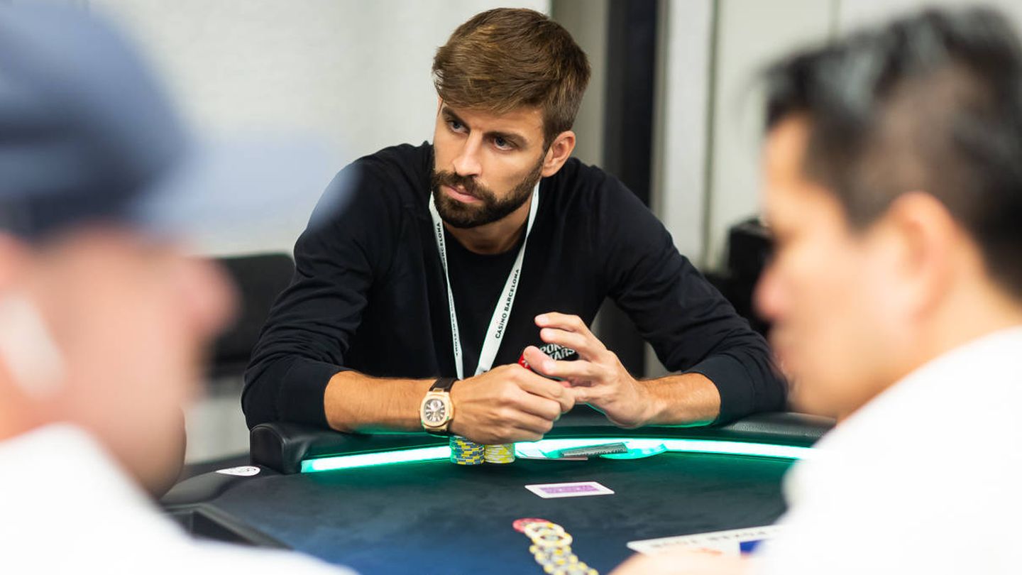 Gerard Piqué, en su mesa durante el torneo de póker que jugó en Barcelona. (N. Stoddard)