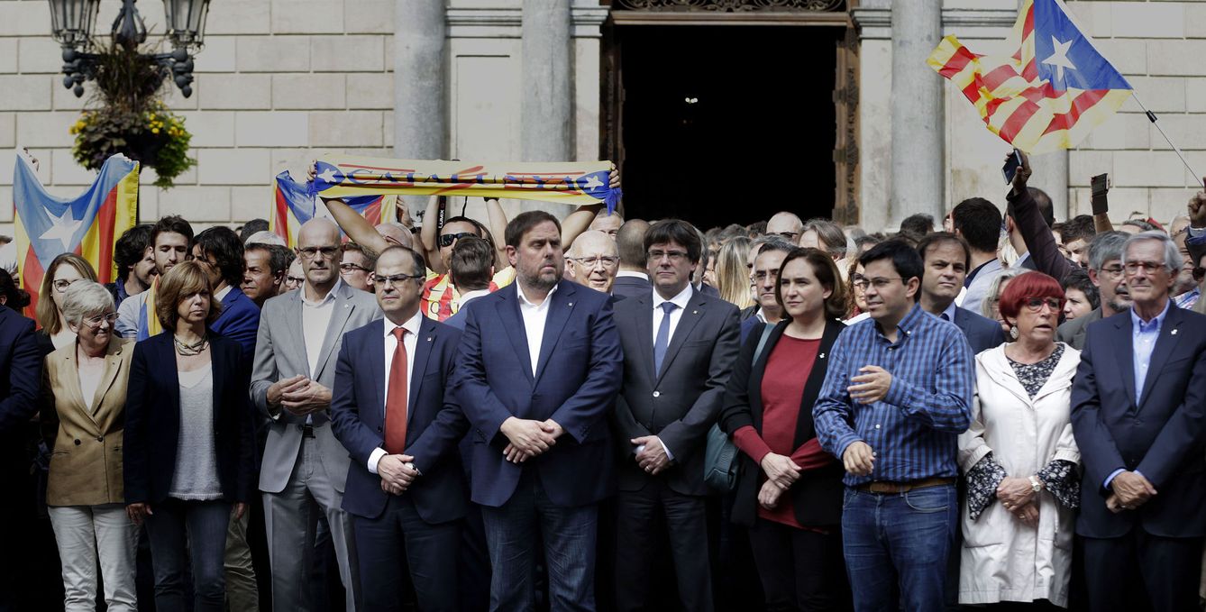 Carles Puigdemont (5d) y la alcadesa de Barcelona, Ada Colau (4d), en una concentración. (EFE)