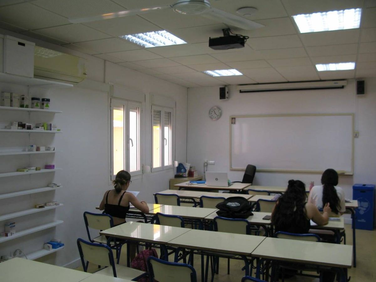 Foto: Alumnos en un aula de un centro de Jerez donde hay instalado un aparato de aire intervenido por la Guardia Civil. (Cedida) 